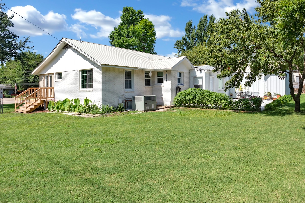 Hartford House Centrally Located 2bd 2ba Remodeled