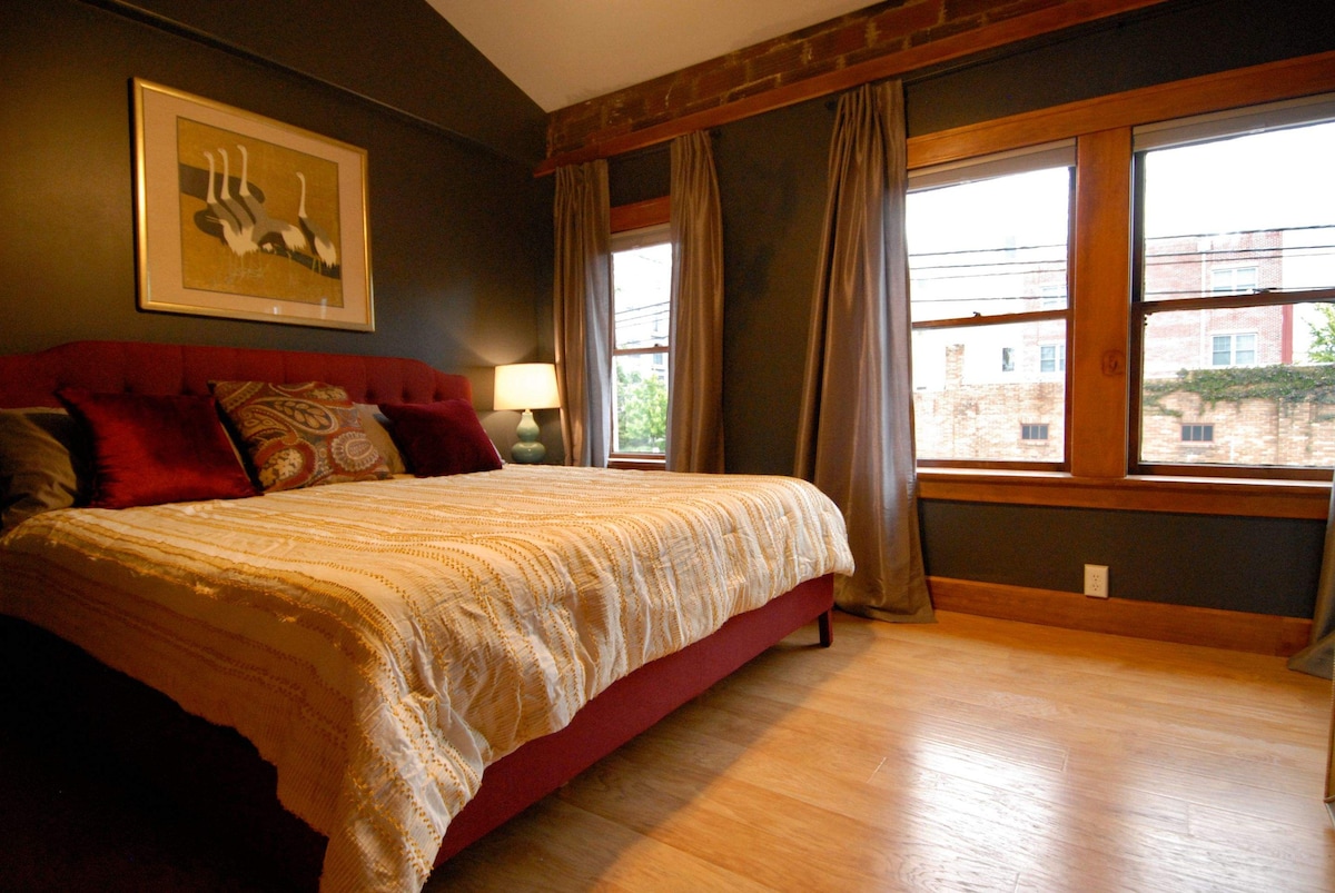 "City View " King Bed Retreat in Bloomington"