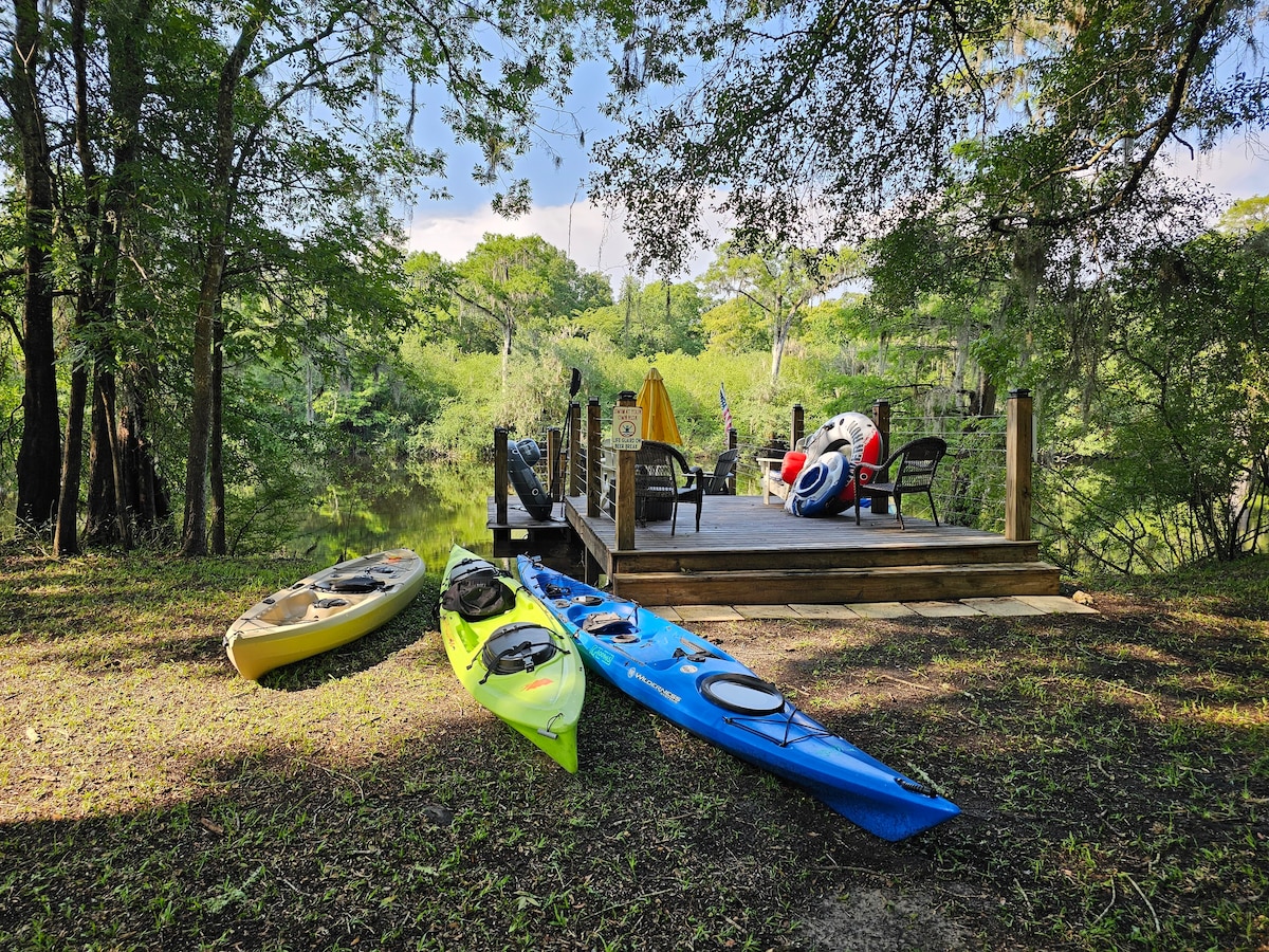 Camp Manatee-Riverfront Cabin + Kayaks & Hot Tub!