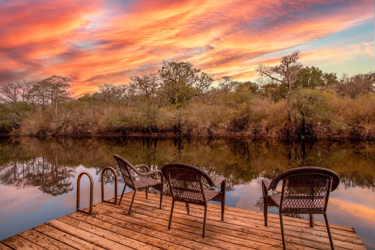 Camp Manatee-Riverfront Cabin + Kayaks & Hot Tub!