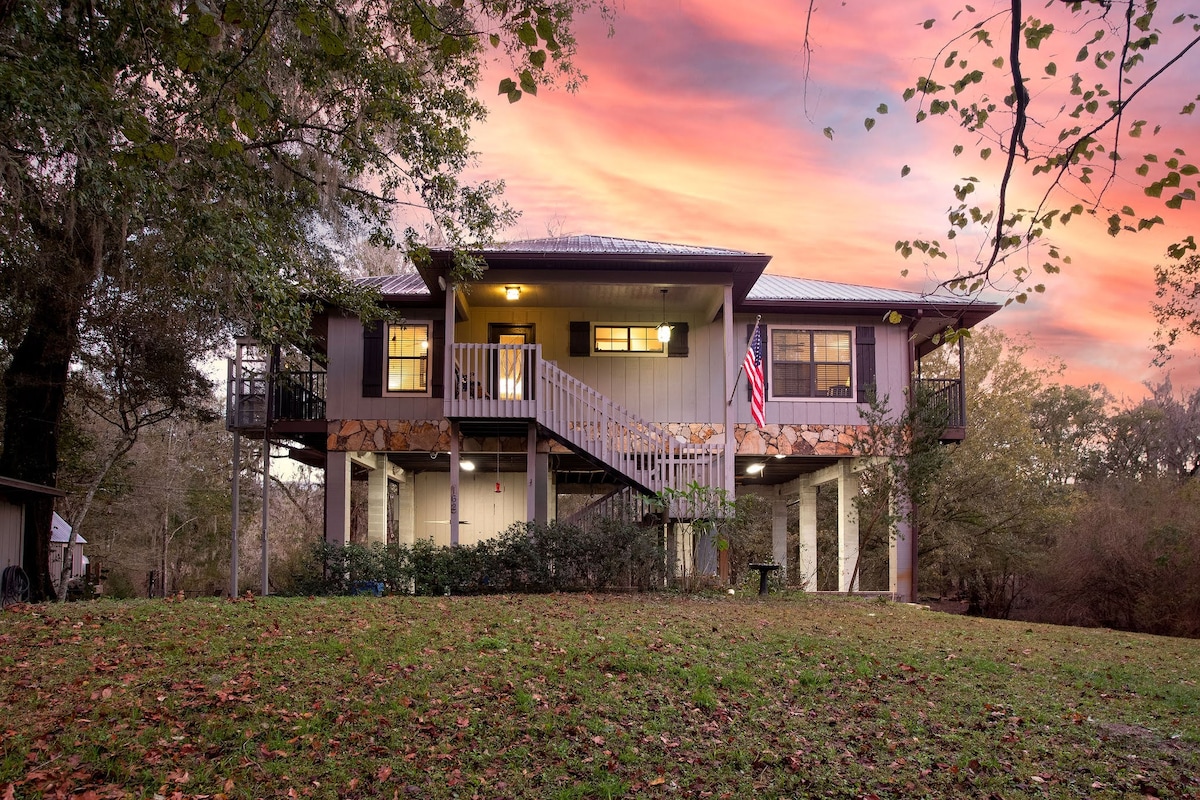 Camp Manatee-Riverfront Cabin + Kayaks & Hot Tub!