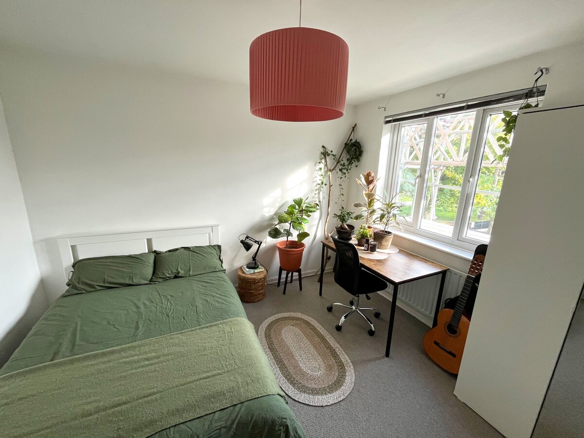 Beautiful bright room by the park
