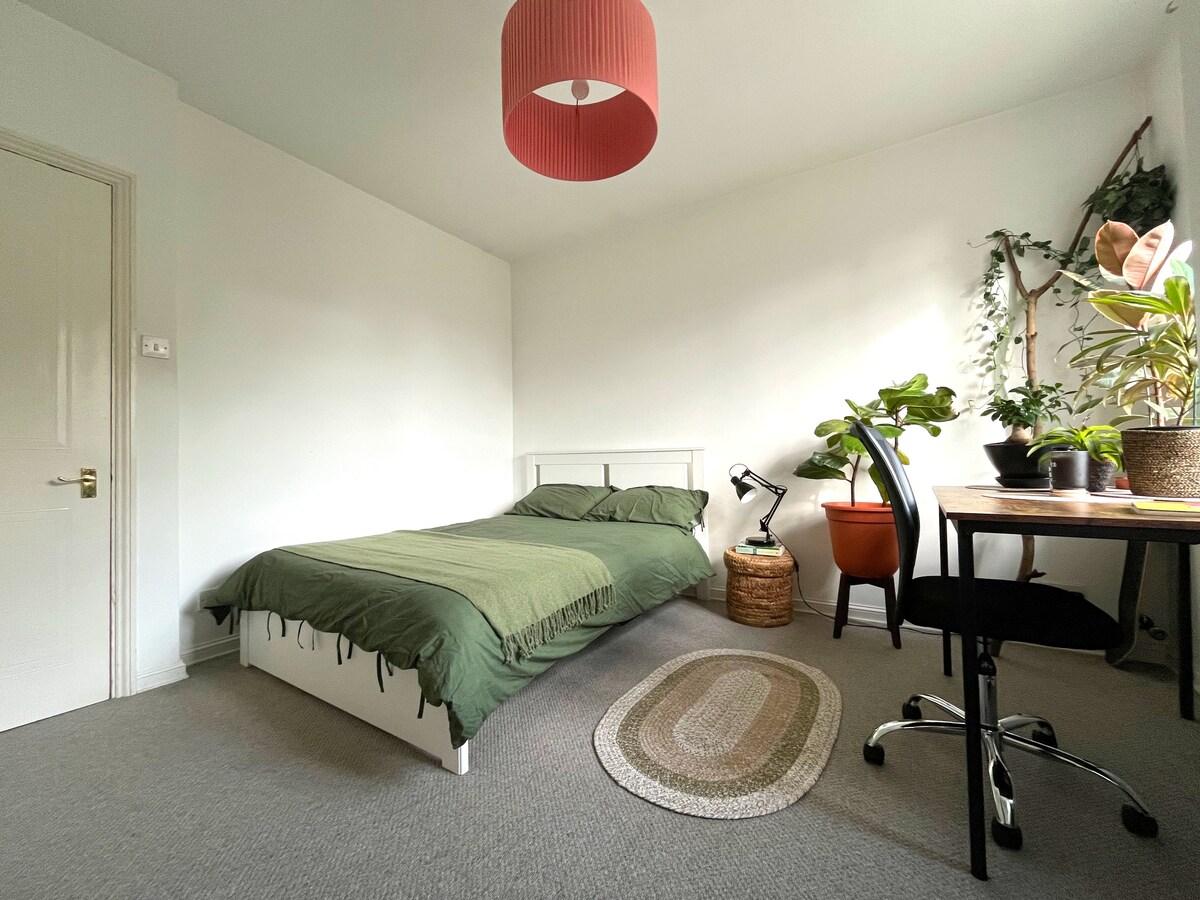 Beautiful bright room by the park