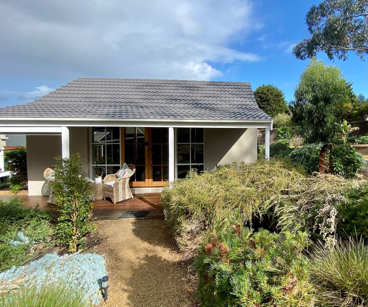 Garden cottage in Mount Eliza