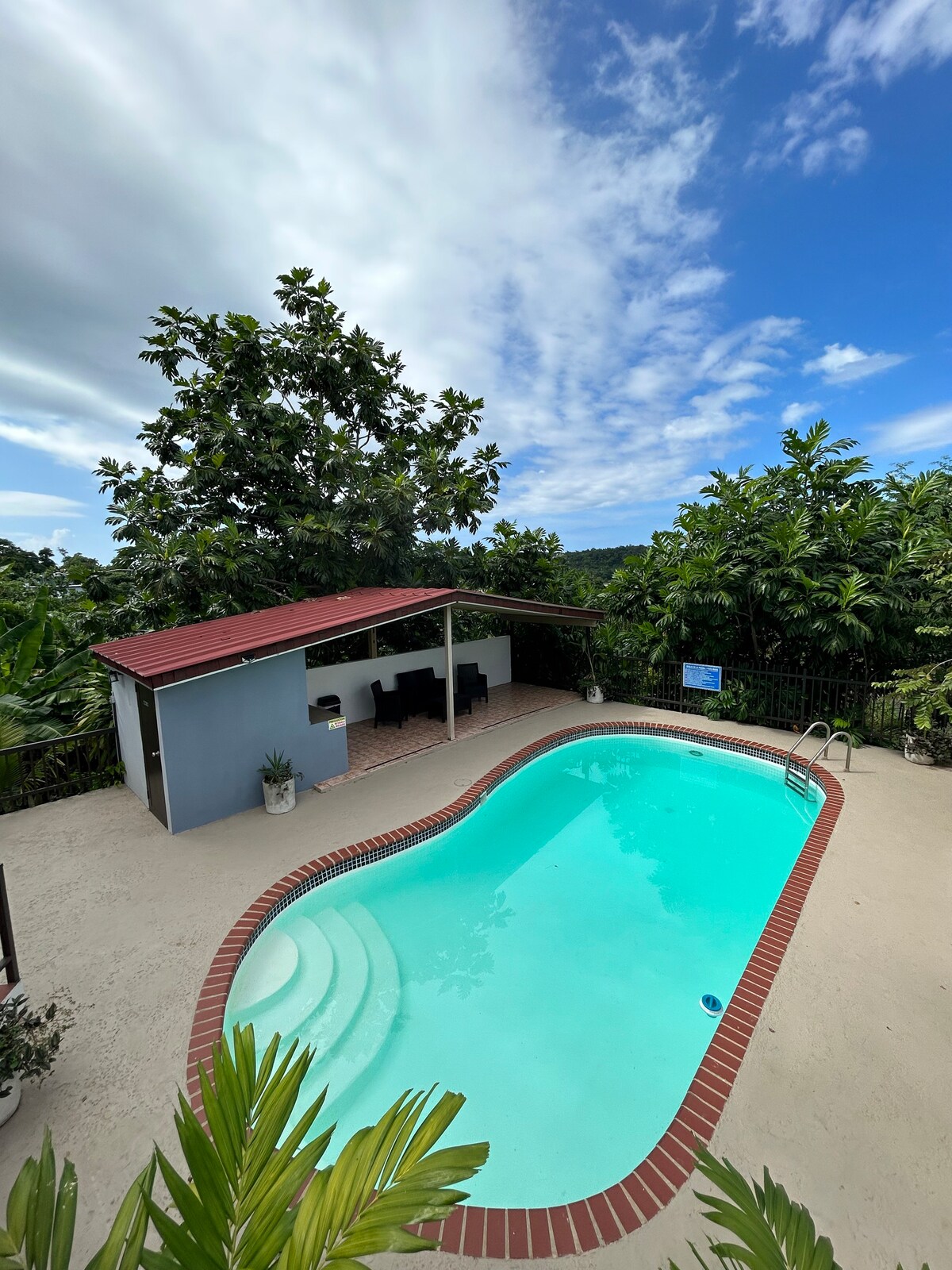 Estancia Guayabo: piscina privada entorno natural.