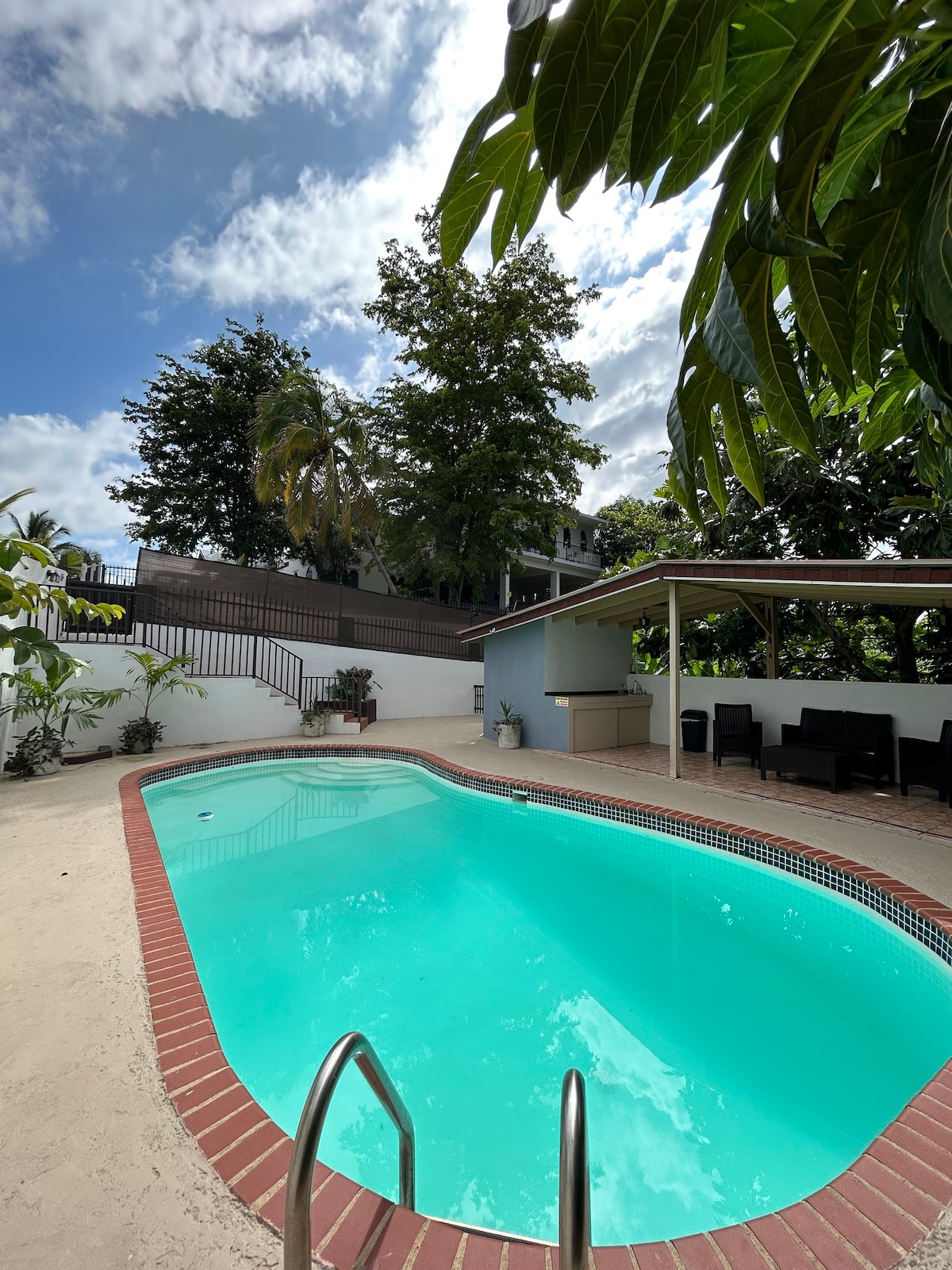 Estancia Guayabo: piscina privada entorno natural.