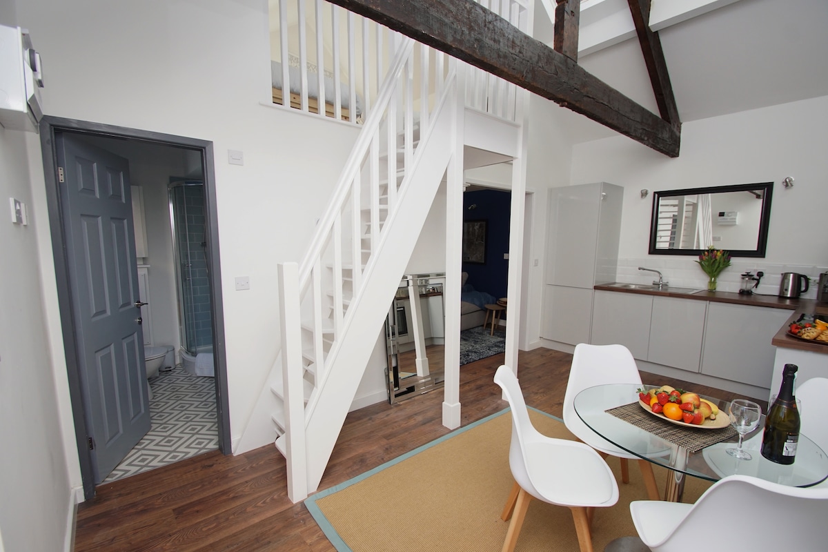 Loft style> sleeps 4 > near station & hospital !