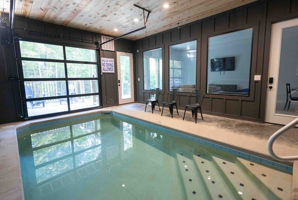 Modern Luxury w/stunning pool, mtn views, hot tub!