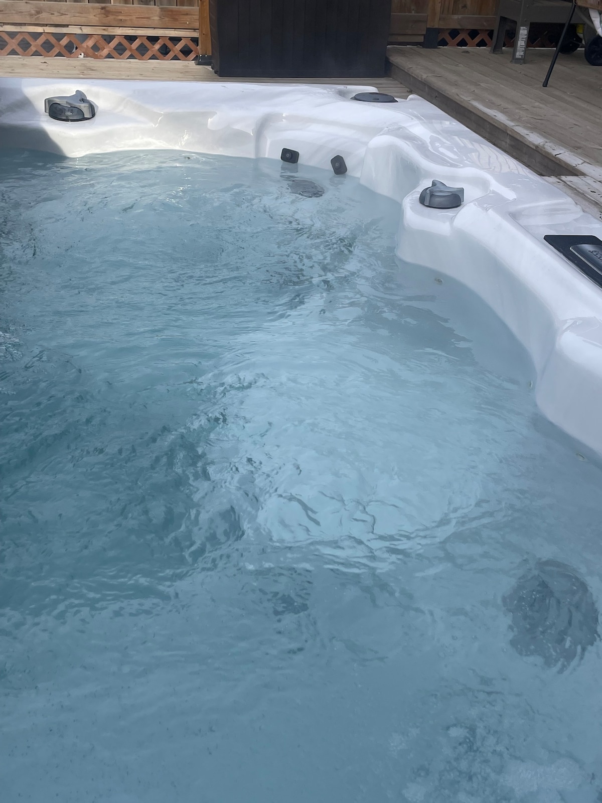 Hot-tub | Inviting 4-bed | near WEM & River Cree