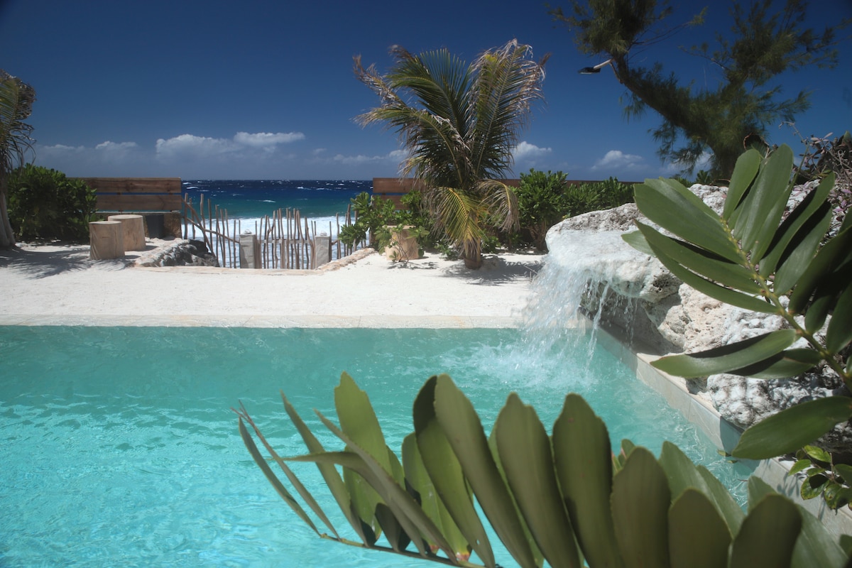 Tiki Beach & Pool "te Mahana" bungalow