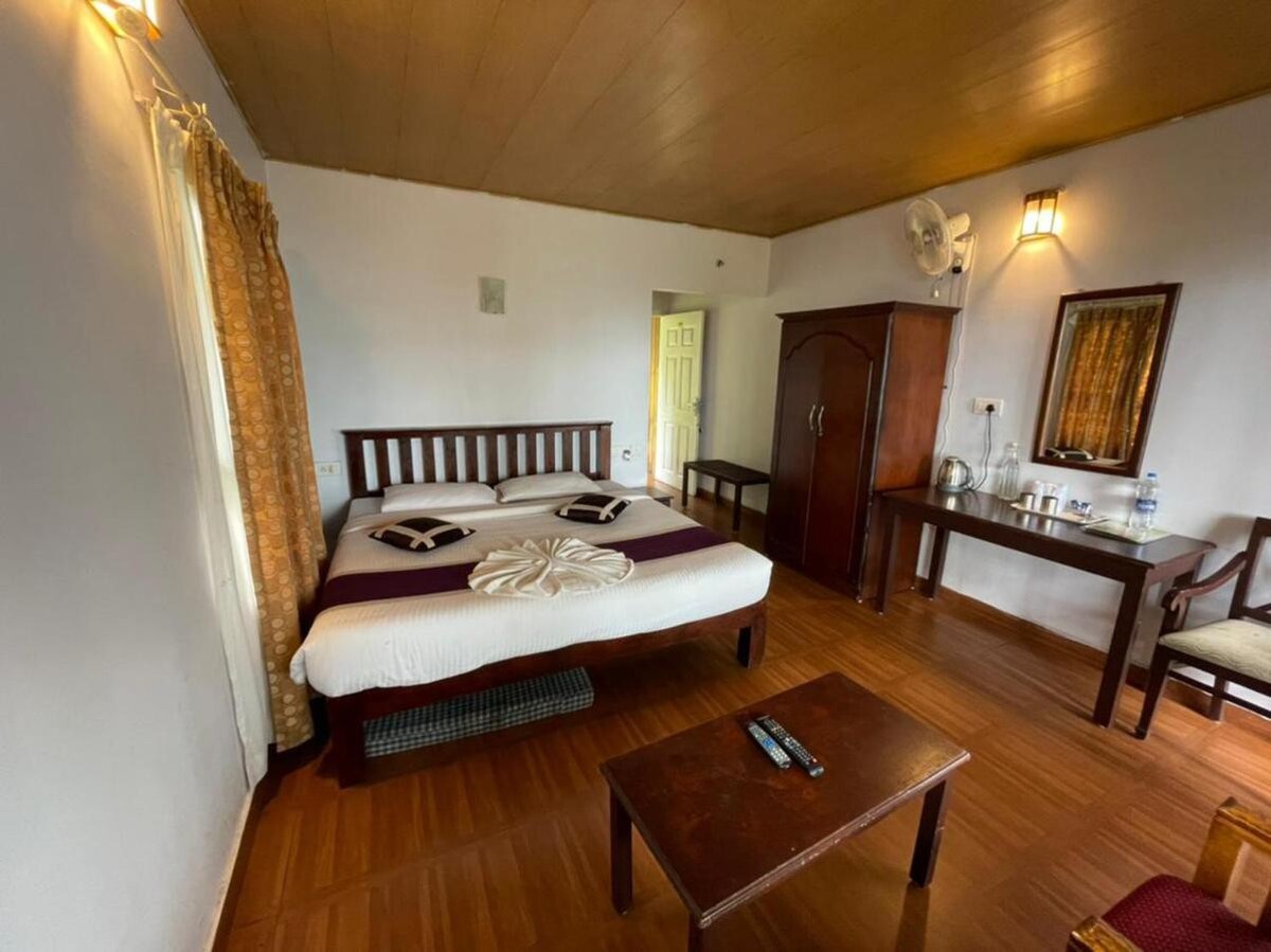 8BR Private Plantation/Valley Stay in Munnar