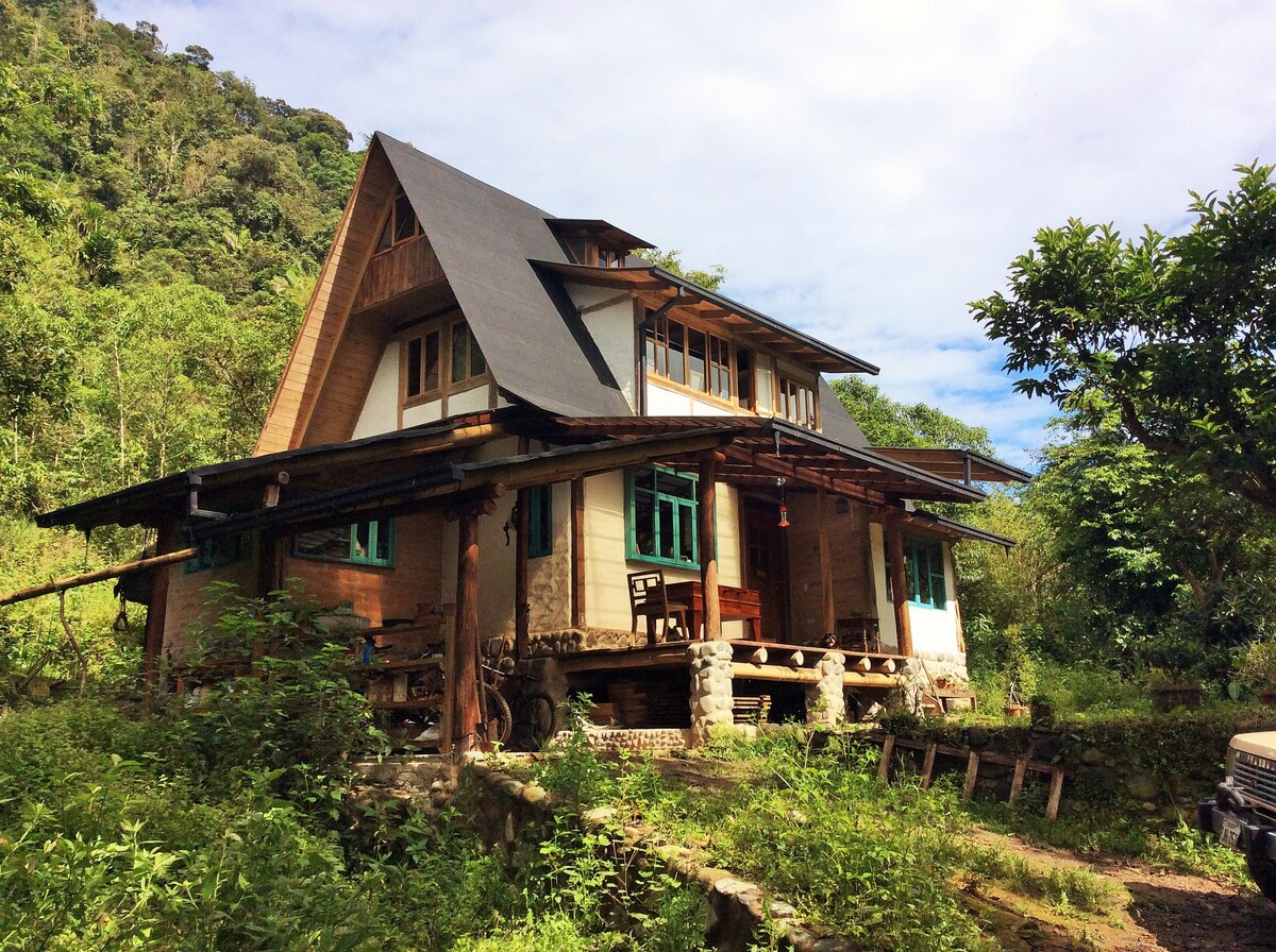 Bungalow en la montaña nublada