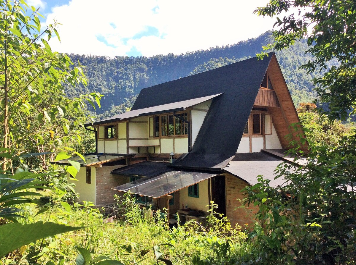 Bungalow en la montaña nublada