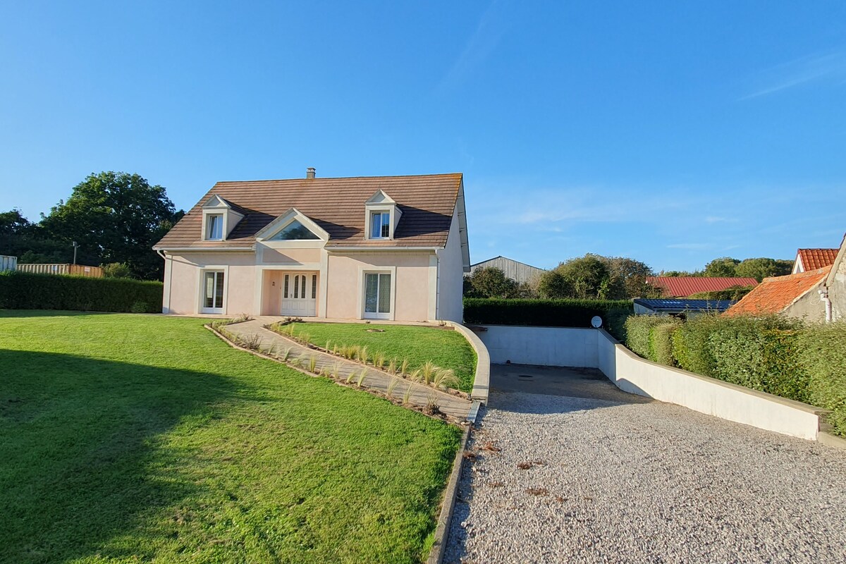 Fully equipped family home, games, boules area