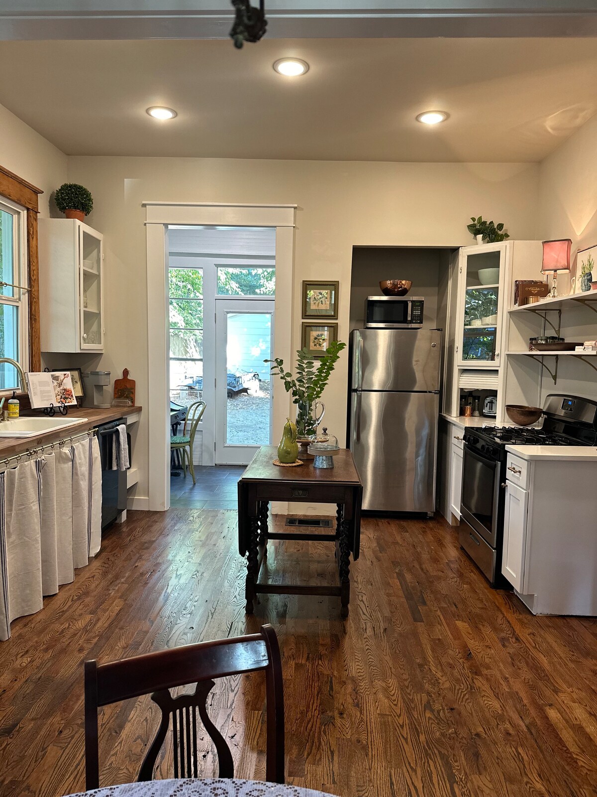 Newly Renovated Cottage Retreat/near downtown/St B