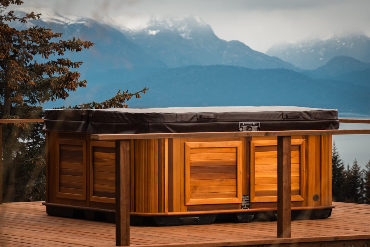 Beautiful home, incredible view & private hot tub!