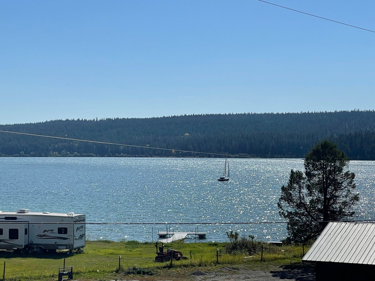 Charming lakeside cottage on Lac La Hache!