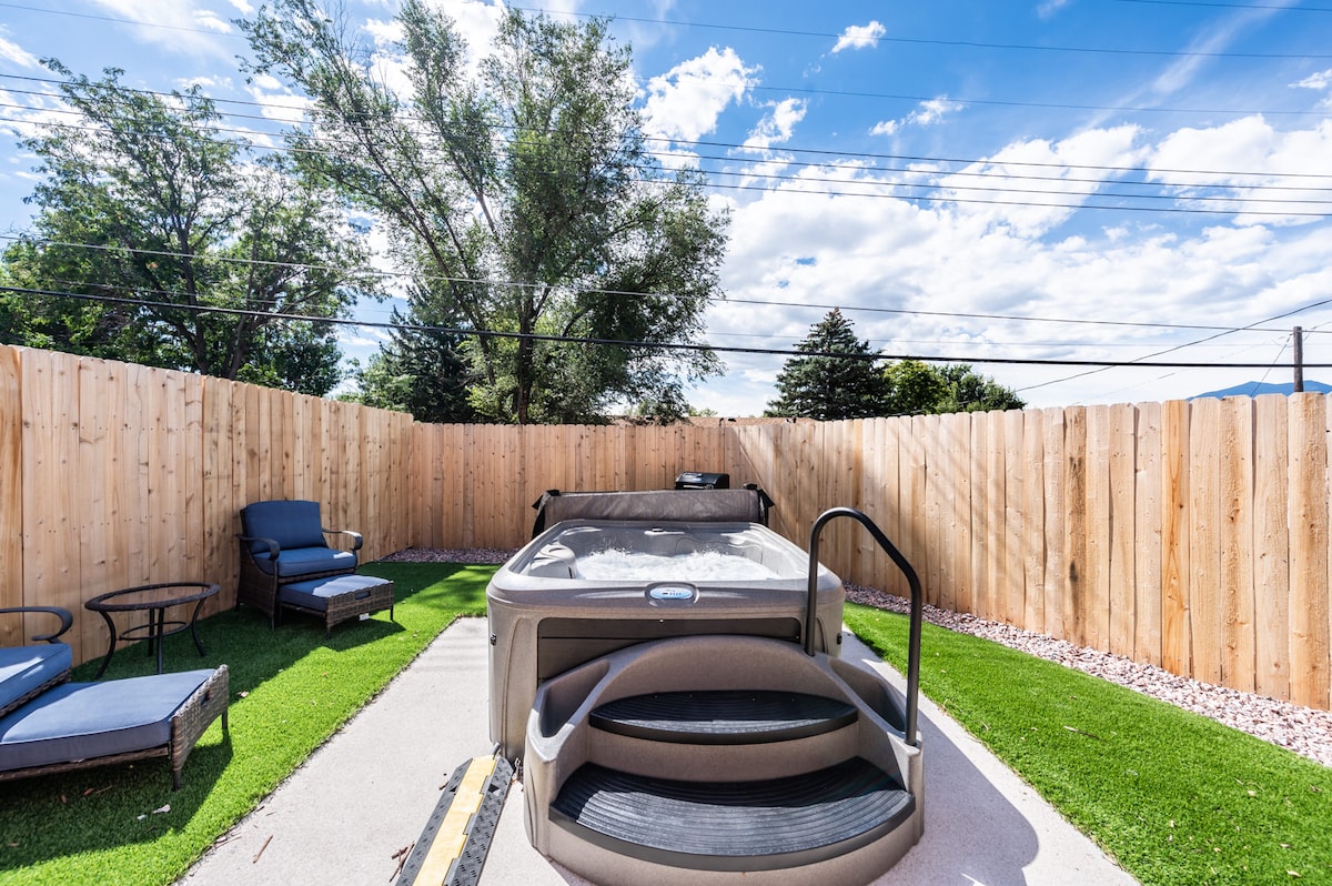 Woodsy Wonder Retreat | Hot Tub & Golf Course View