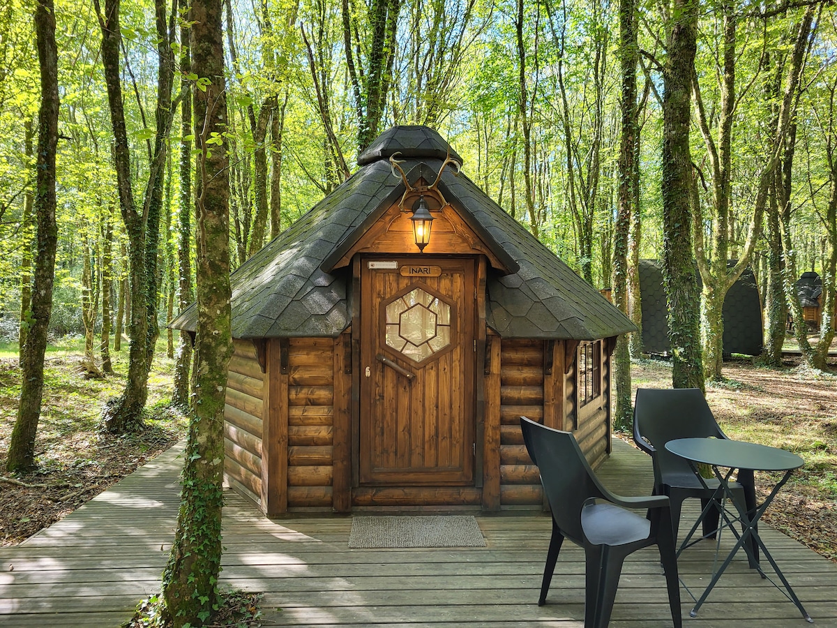 Kota (cabane en bois) dans la forêt de Brocéliande