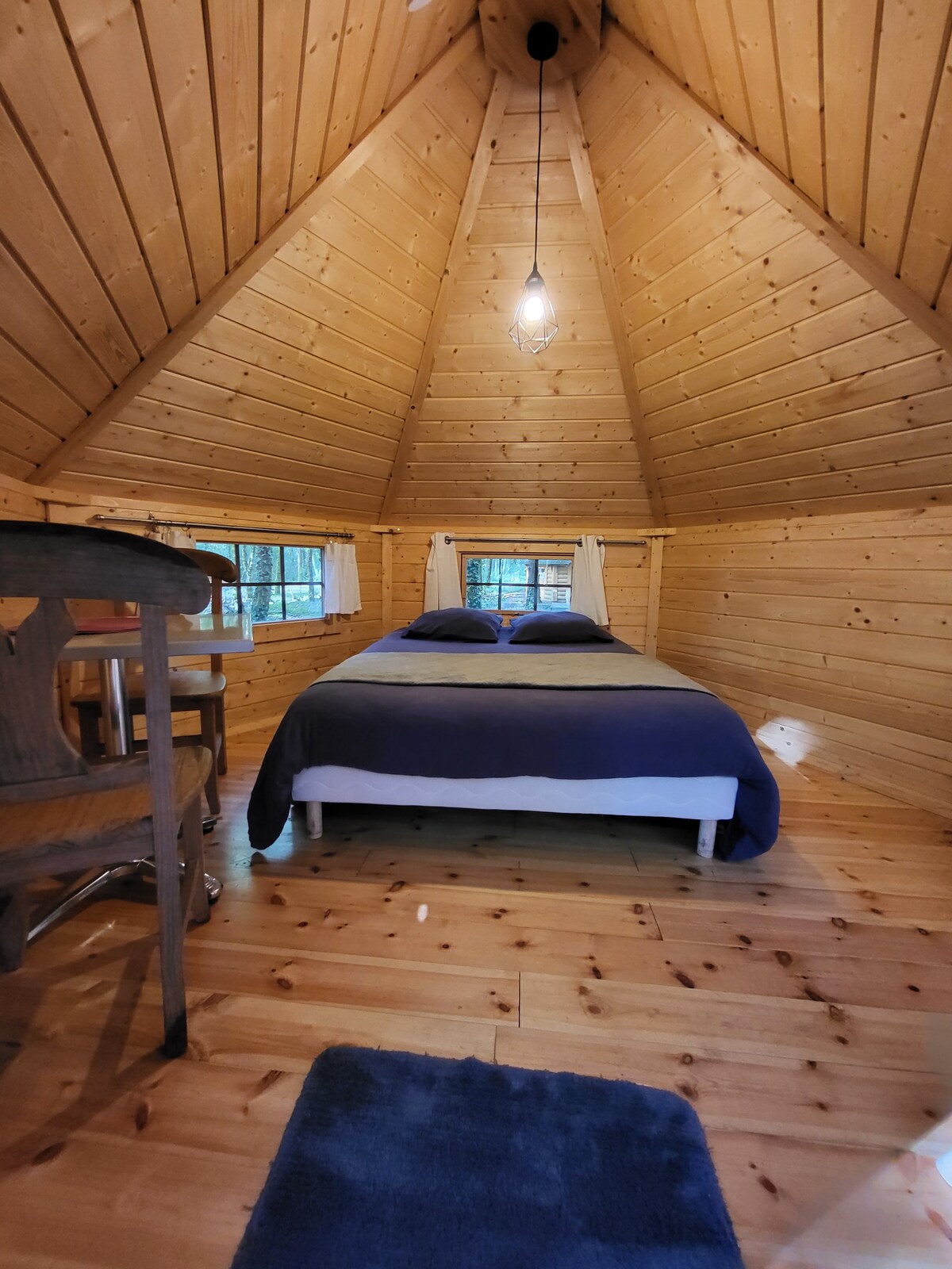 Kota (cabane en bois) dans la forêt de Brocéliande