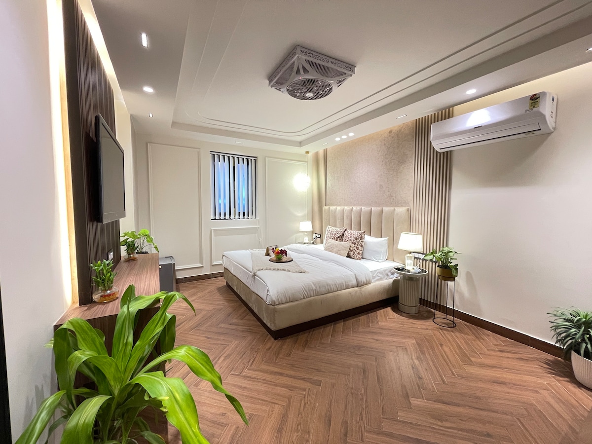 Elegant & Comfortable Deluxe Room in Saket