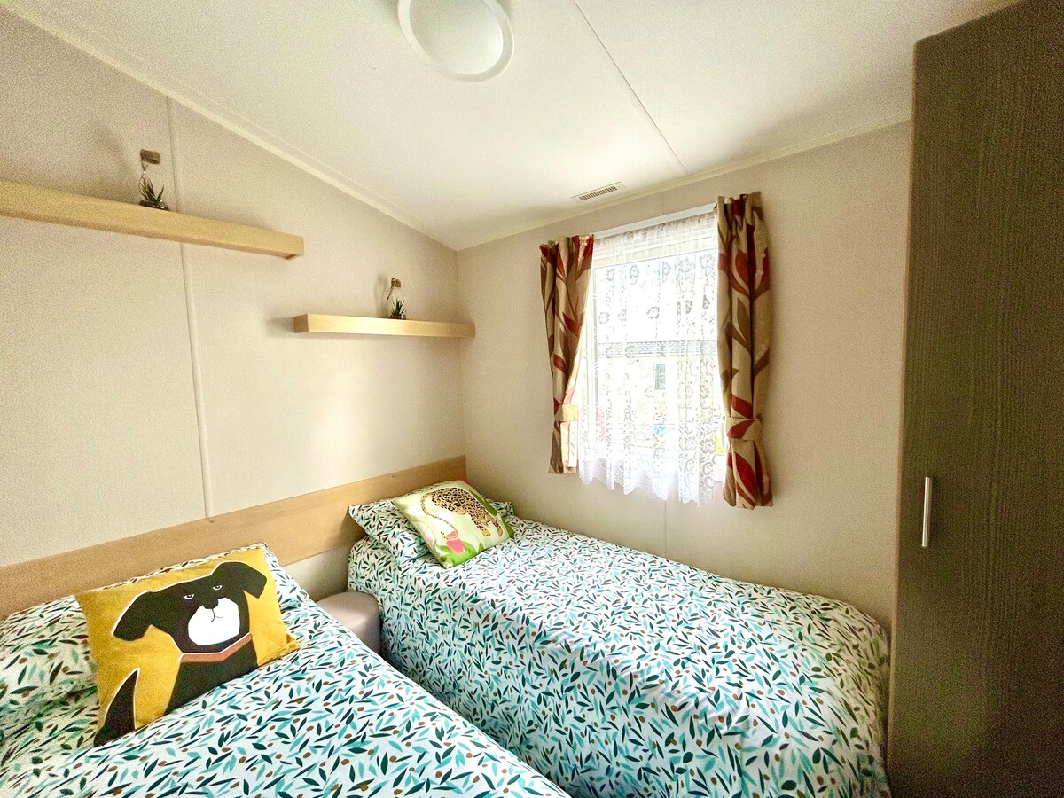Cheerful holiday home at Landscove Holiday Park