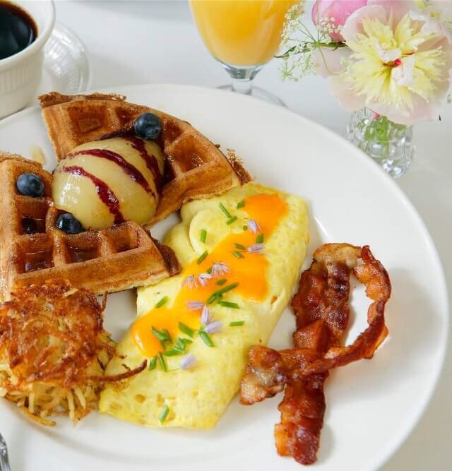 Elegant Stately Room w/ Breakfast