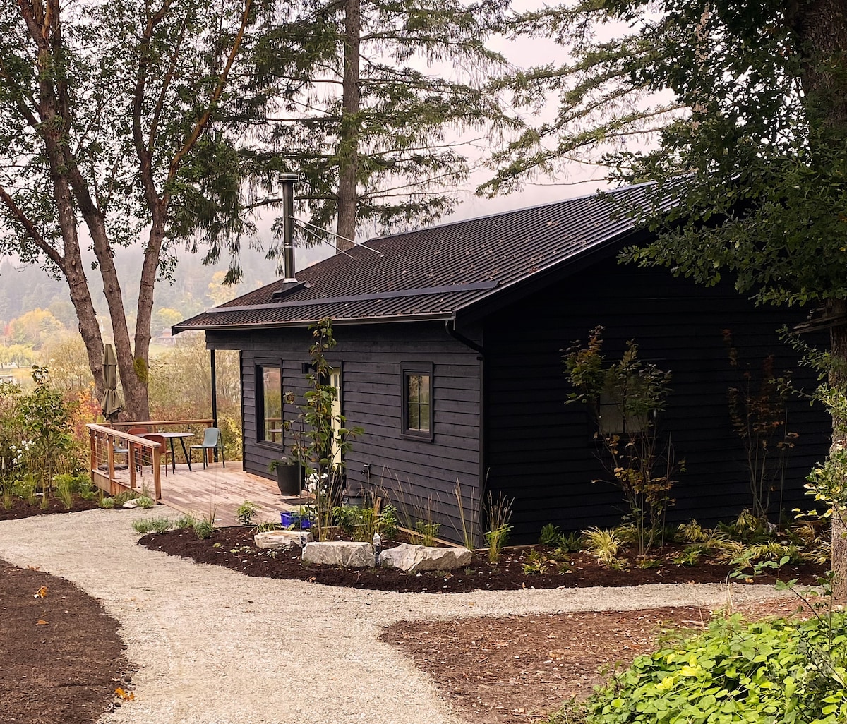 Luxury 2BR Cabin on St. Mary Lake