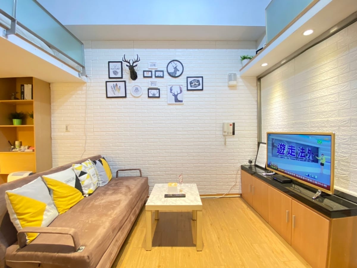 Ximending Vibrant Loft: Shop, Dine, Explore