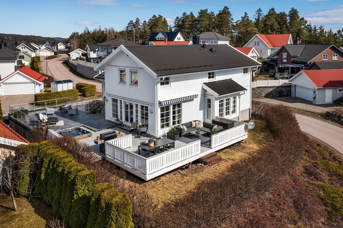 Villa m/Boblebad, Sauna, Sentralt, 4store sov, 8p.