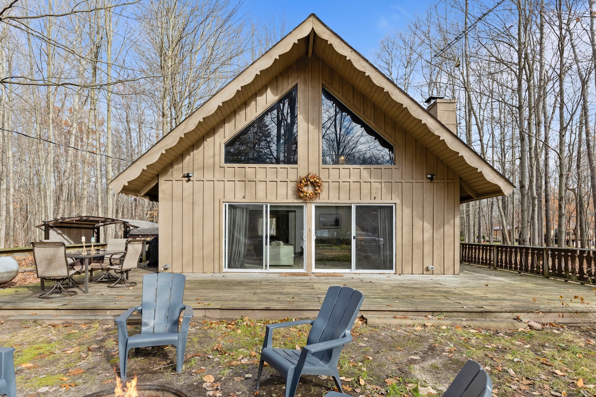 Rustic Chalet Retreat w/ Hot Tub