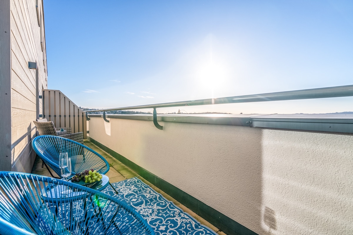 Stylish Colindale Apartment| Balcony w/ City Views