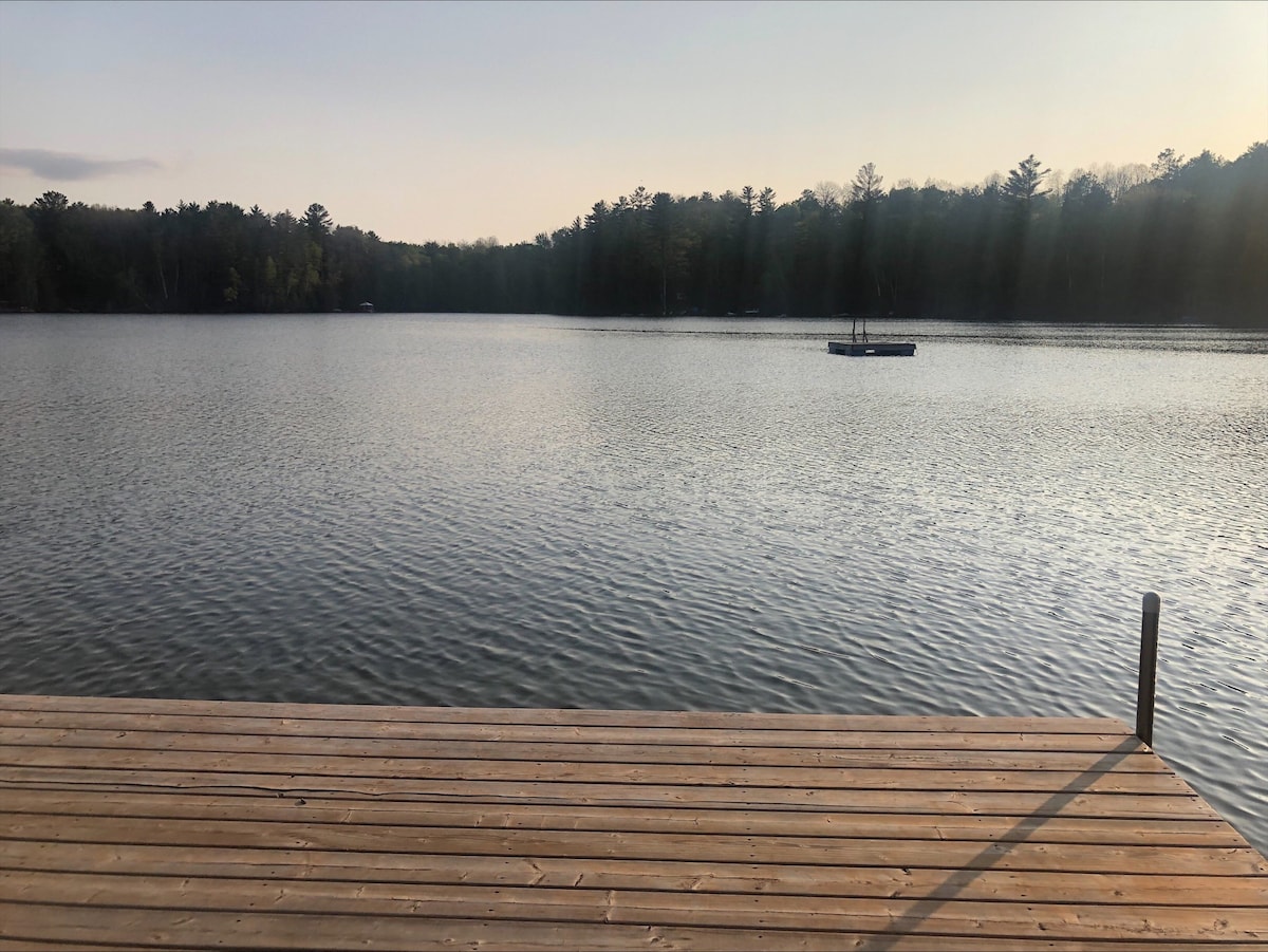 Private lakefront 6 BR cottage retreat-sleeps 15