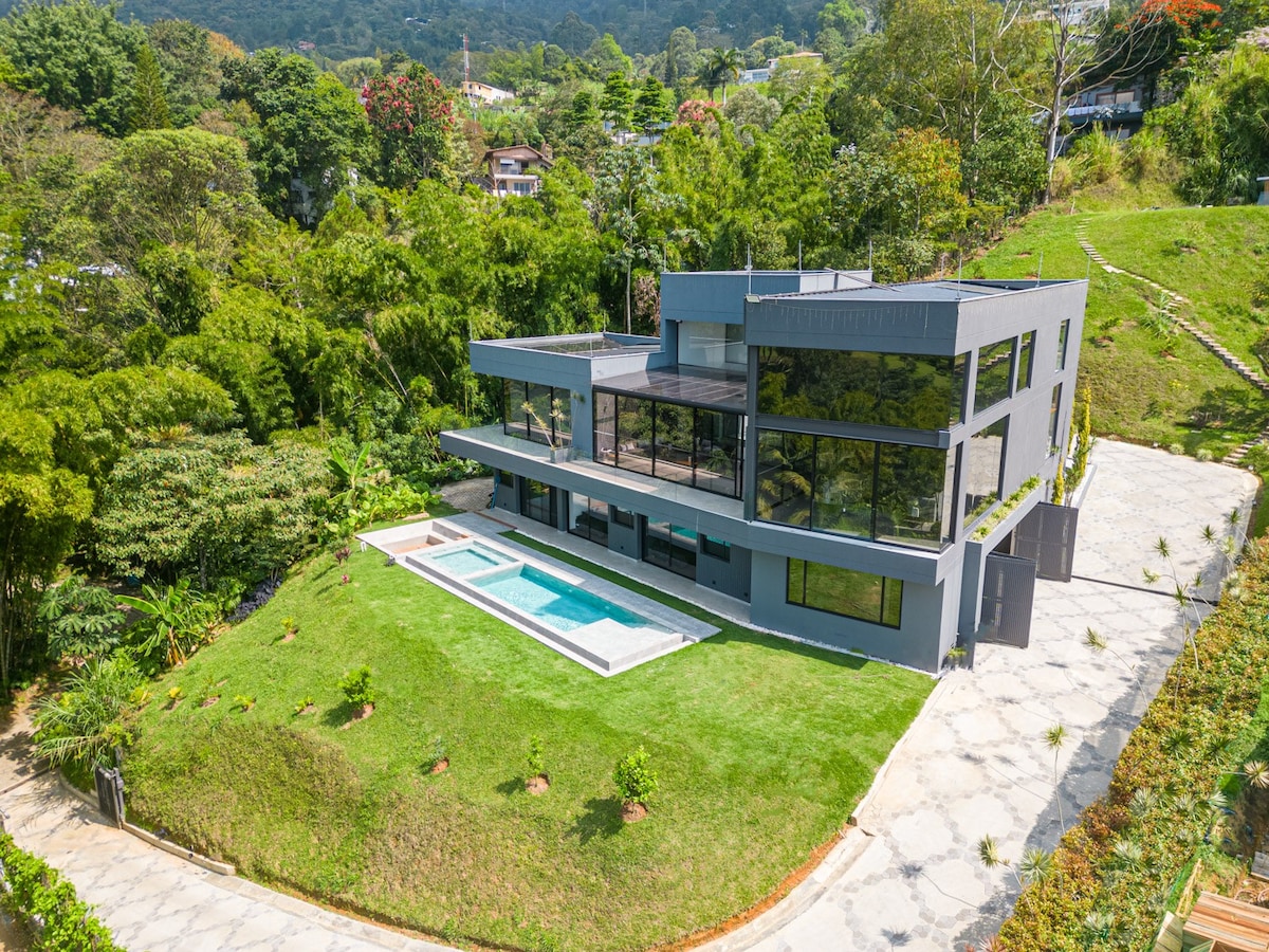 Mansion in Envigado, 15 minutes from Provenza.