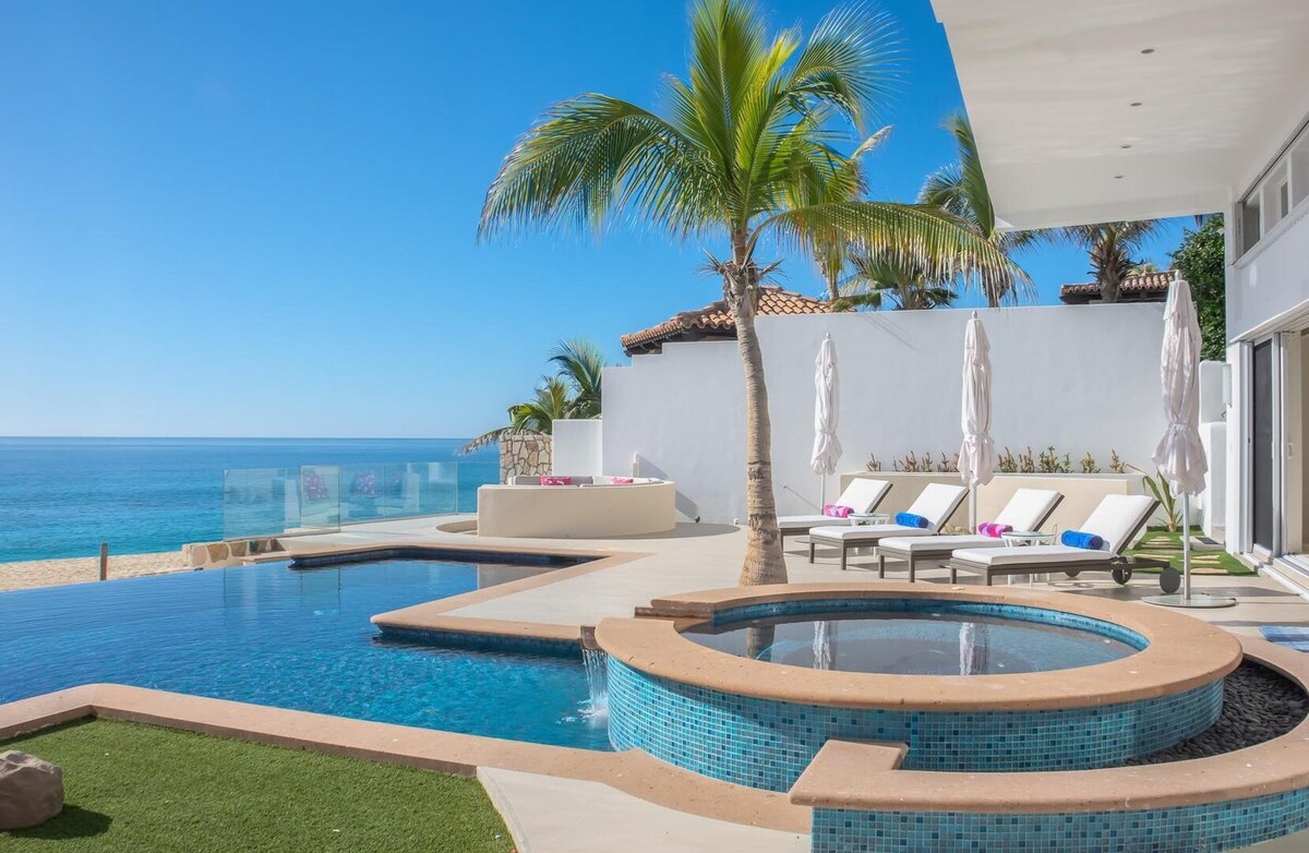 Beachfront w/pool and jacuzzi. Sleeps 16!