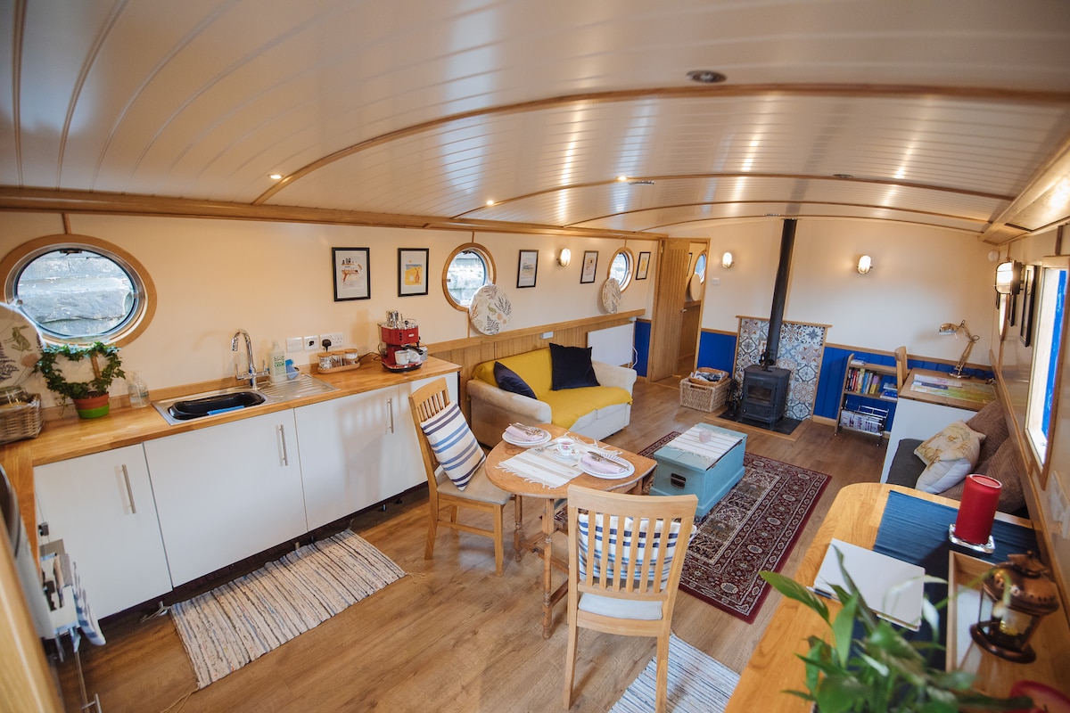 Delightful houseboat in Glasgow