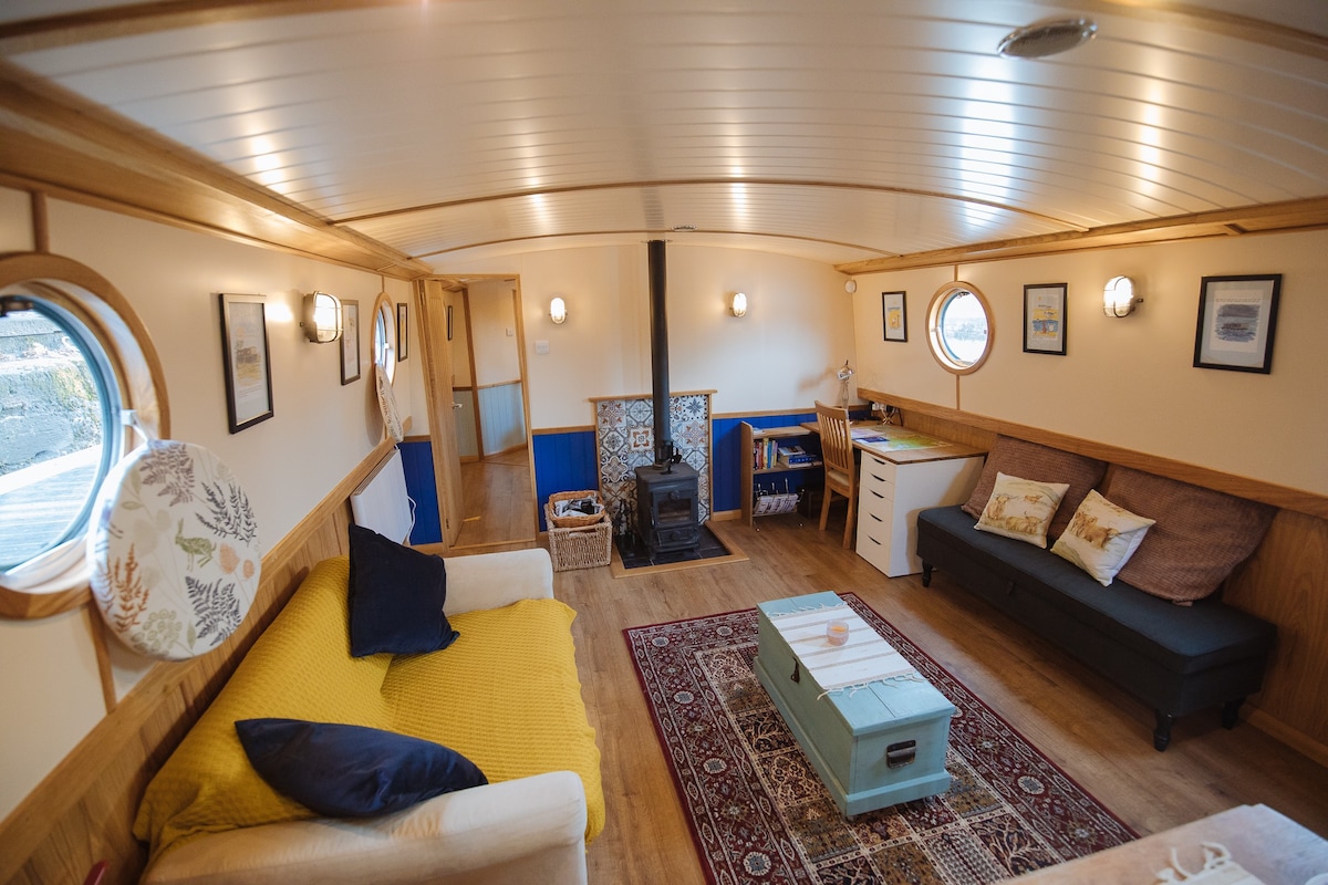 Delightful houseboat in Glasgow