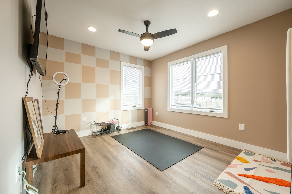 5 Mins to Downtown + Campus | Yoga Room | Pets OK