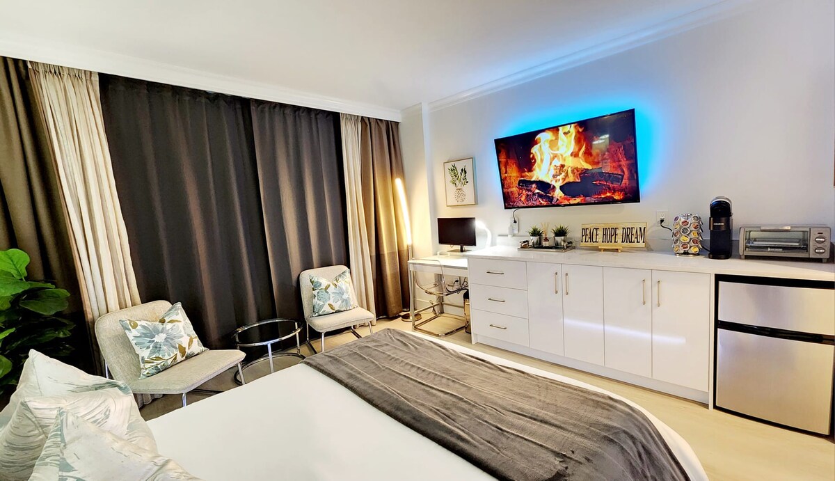 Luxury Modern Suite at Executive Hotel Le Soleil