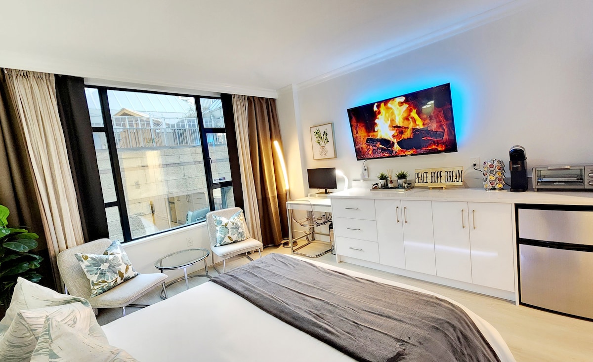 Luxury Modern Suite at Executive Hotel Le Soleil