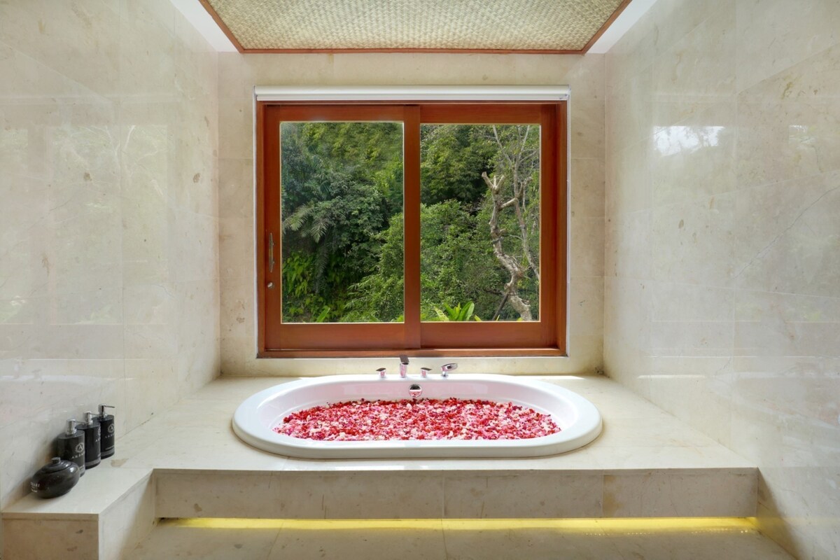 Honeymoon Suite Jungle View