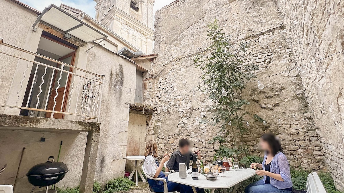 La maison du clocher, avec cour extérieure