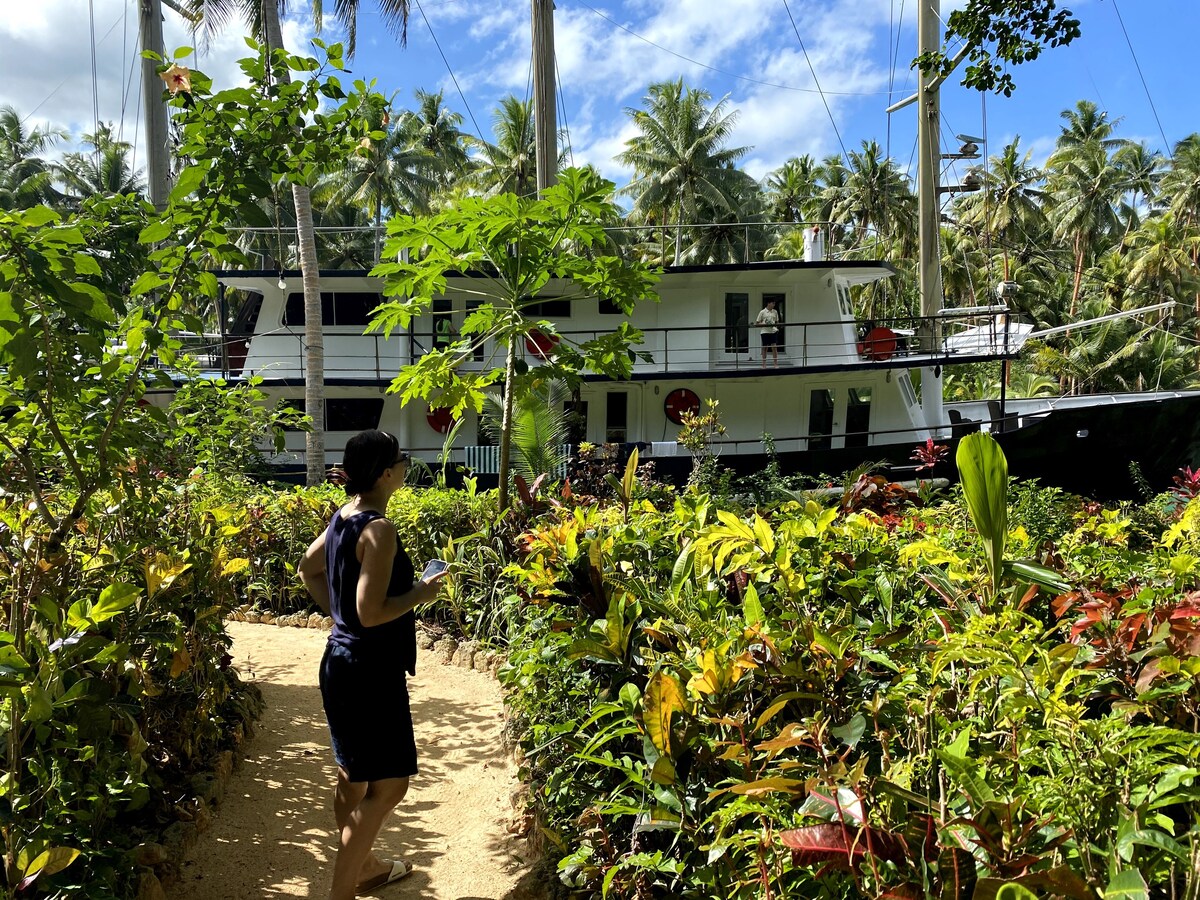 Unique Nautical Room on lush tropical island