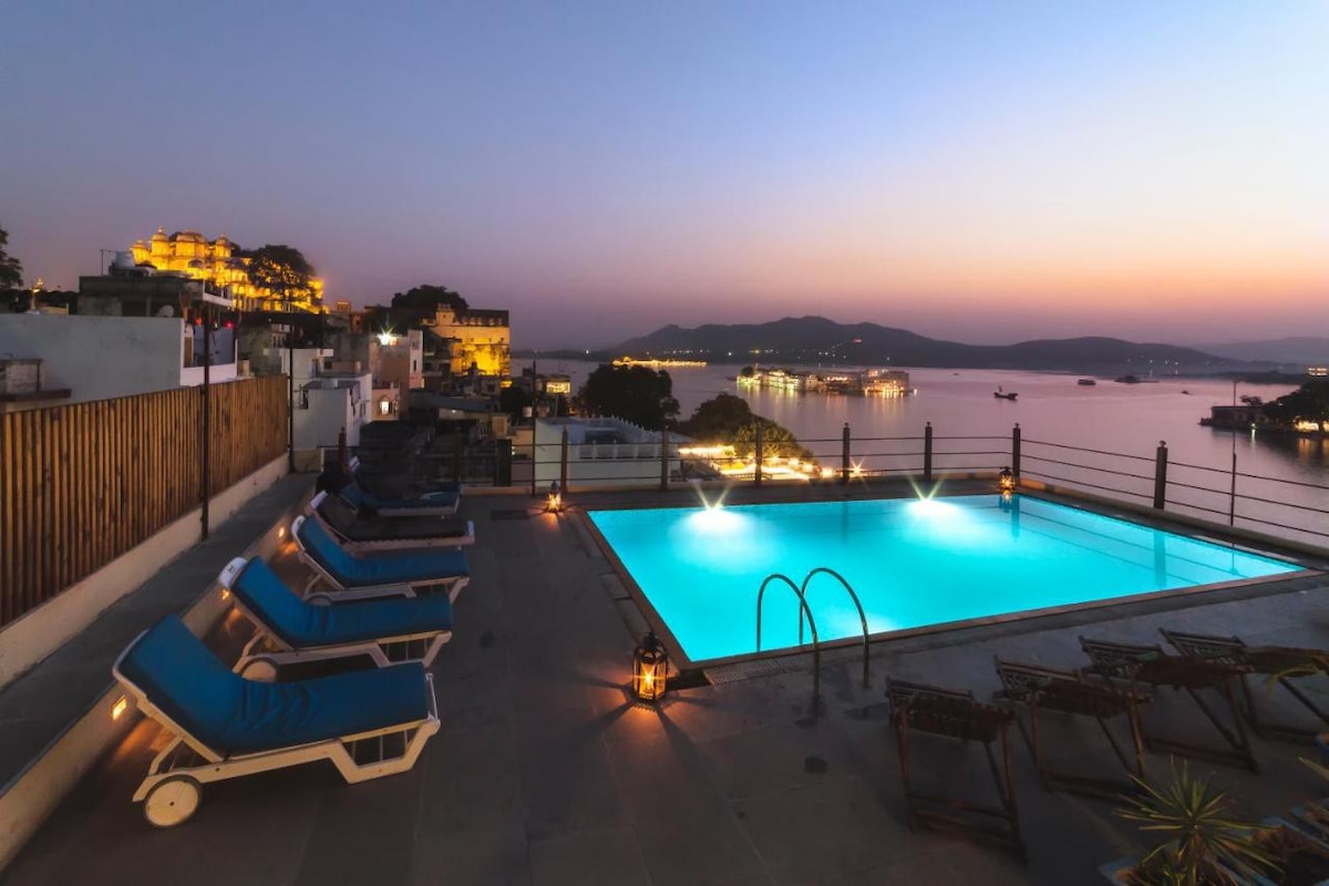 15BR Lakeside Private Stay w Private Rooftop Pool