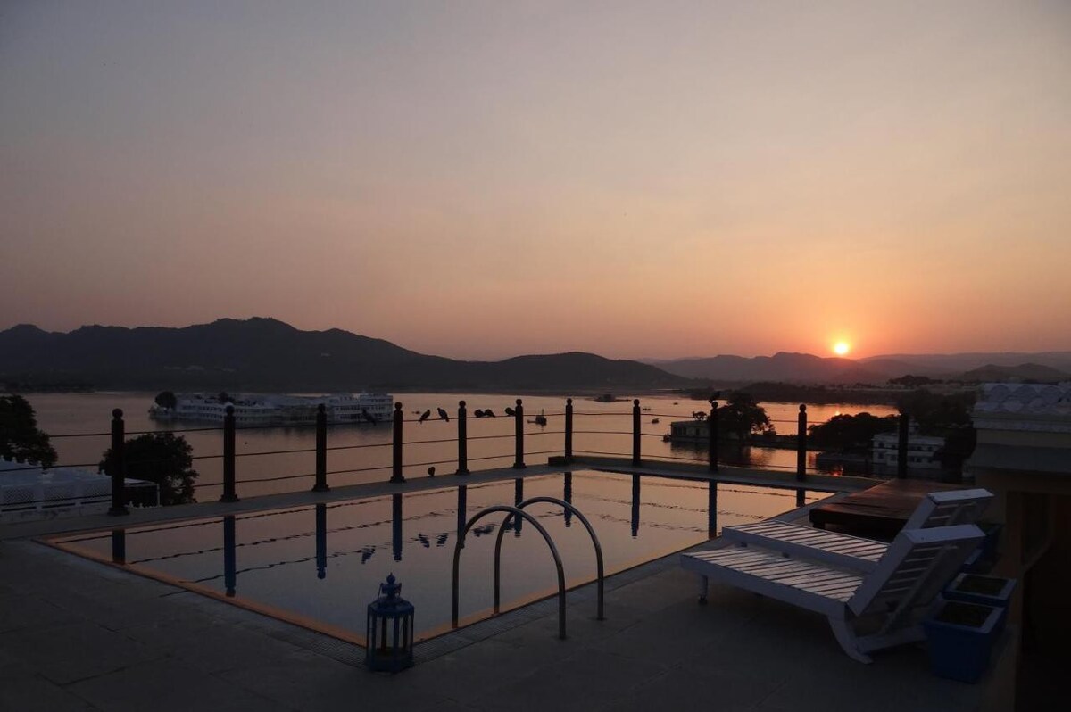 15BR Lakeside Private Stay w Private Rooftop Pool
