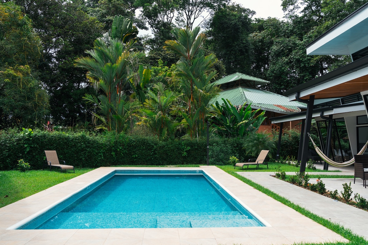 Elegant house with a pool in the center of Uvita.