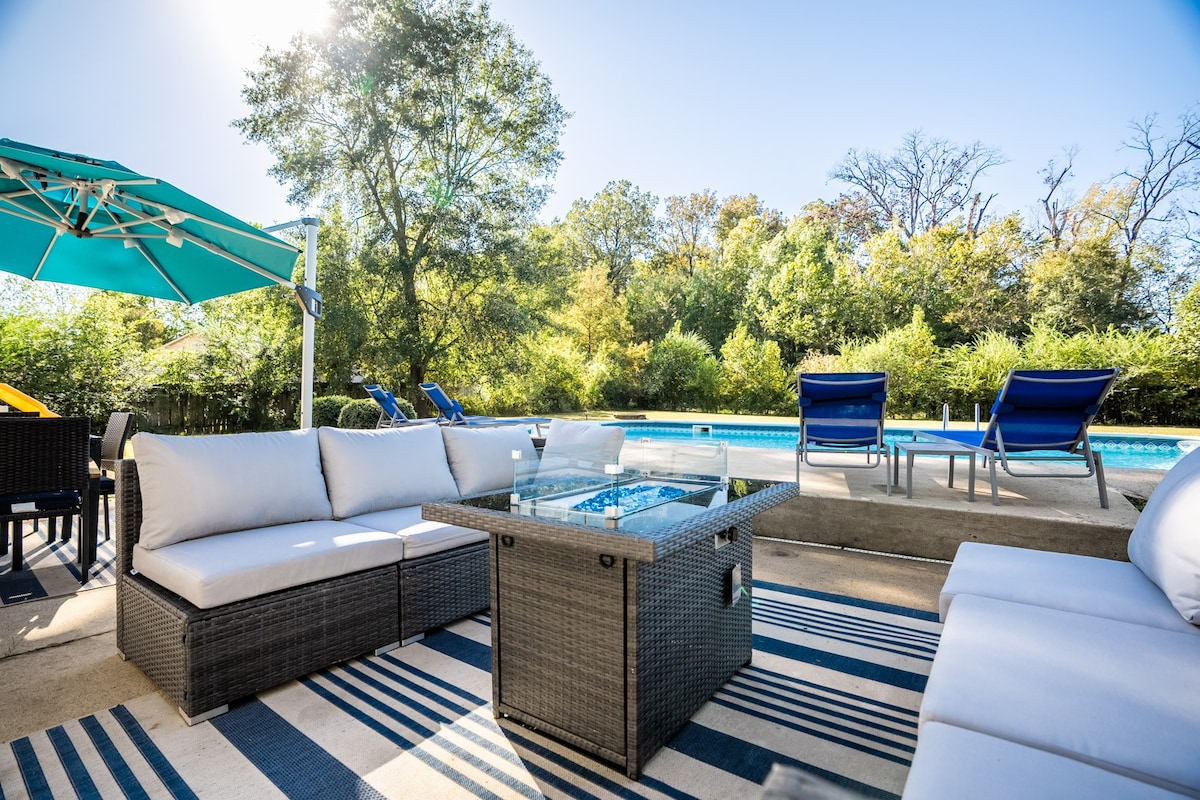 Pool Oasis w/ KING Bed & Firepit