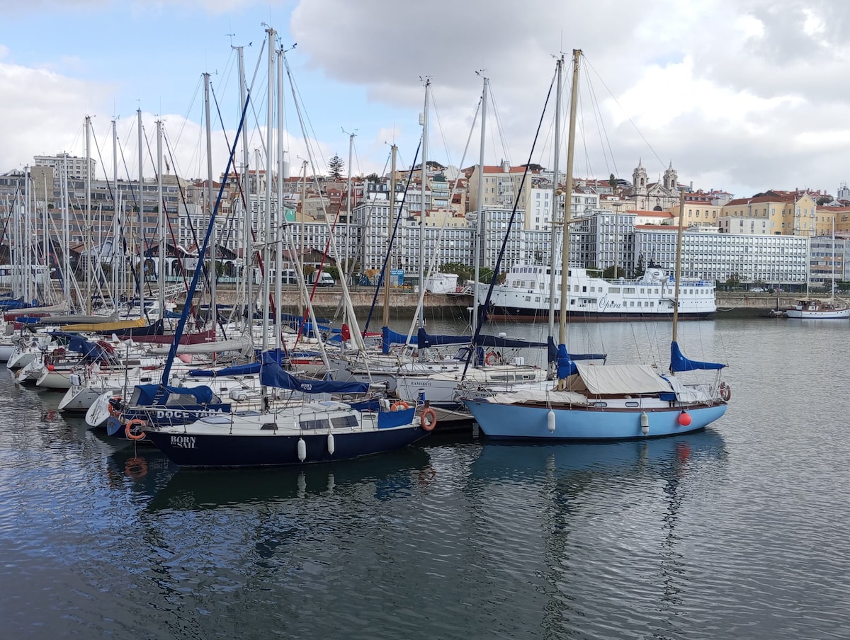 Lisbon Cosy Boat