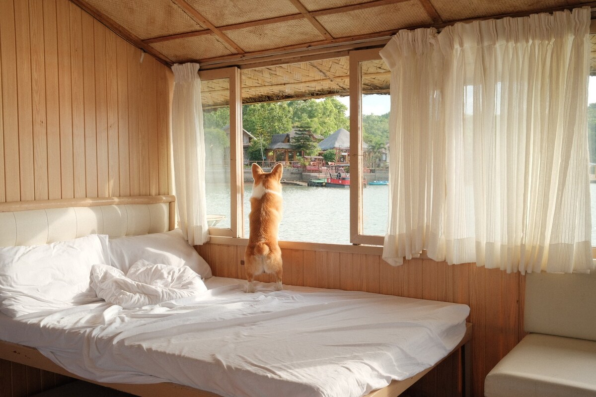 Floating House in Lake Caliraya