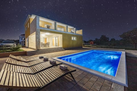 Basilica Villa East by Mercado